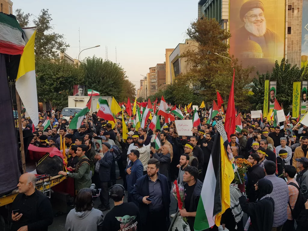 İRAN'DA NASRALLAH'IN ÖLÜMÜ SONRASI PROTESTOLAR SÜRÜYOR