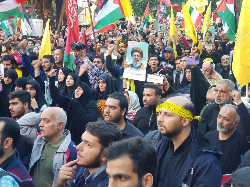 İRAN'DA NASRALLAH'IN ÖLÜMÜ SONRASI PROTESTOLAR SÜRÜYOR