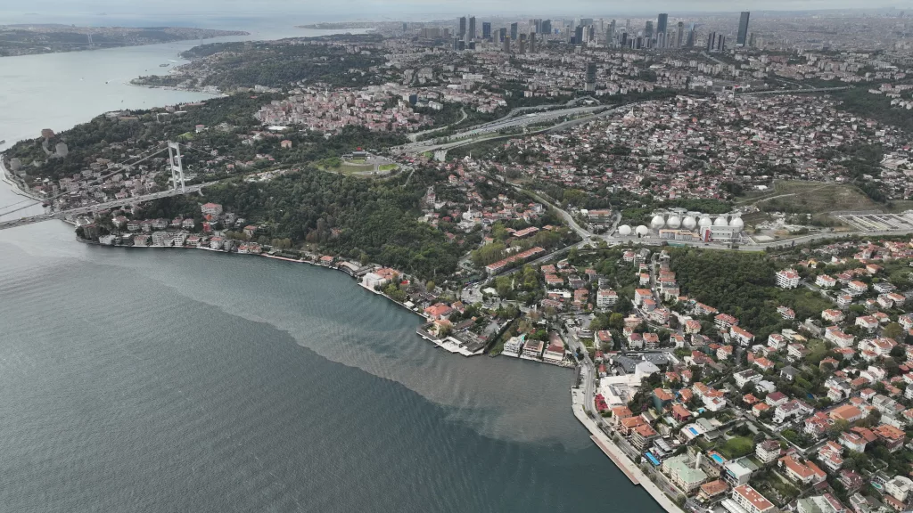 İSTANBUL BOĞAZI'NA LAĞIM SUYU AKIYOR