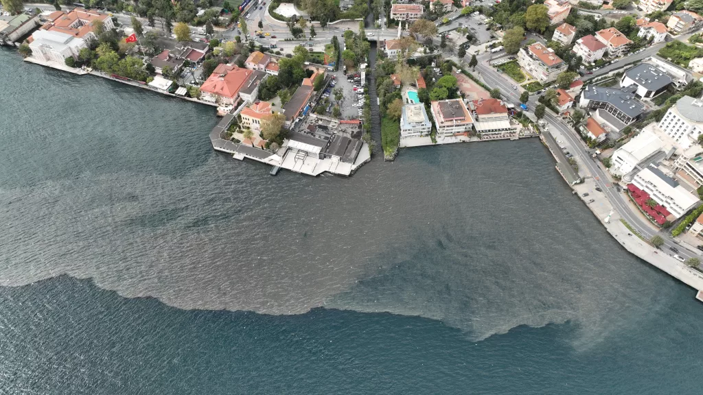 İSTANBUL BOĞAZI'NA LAĞIM SUYU AKIYOR