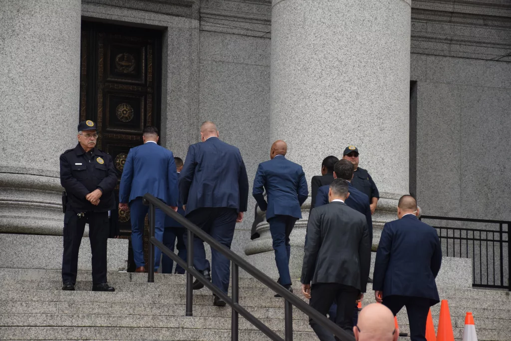 NEW YORK BELEDİYE BAŞKANI ADAMS, HAKKINDAKİ SUÇLAMALARLA İLGİLİ İKİNCİ KEZ HAKİM KARŞISINA ÇIKTI