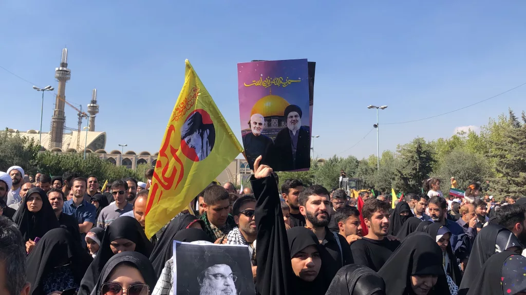 TAHRAN'DA BİNLERCE KİŞİ İSRAİL VE ABD'Yİ PROTESTO ETTİ: "SİLAHLARIMIZI BIRAKMAYACAĞIZ"