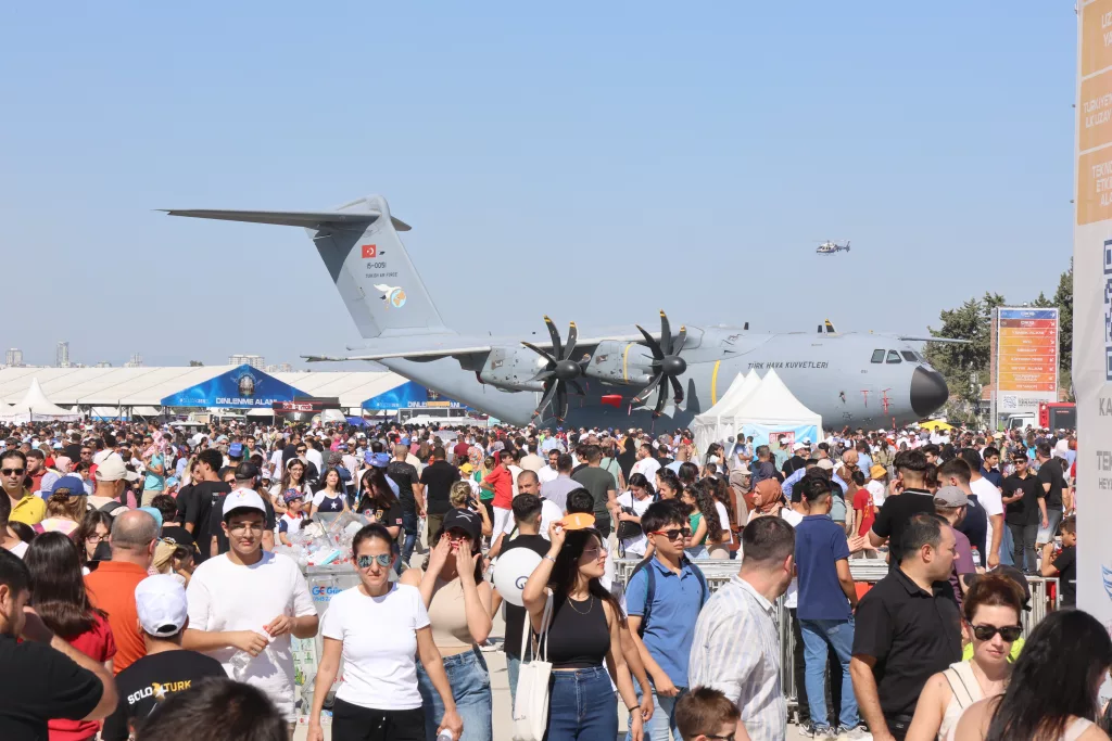 ADANALILARDAN VE ÇEVRE İLLERDEN TEKNOFEST'E AKIN VAR ADANA'DA 2 EKİM'DE BAŞLAYAN VE BUGÜN SONA ERECEK OLAN TEKNOFEST'E KATILMAK İSTEYEN ADANALILAR VE ÇEVRE İLLERDEN SABAHIN ERKEN SAATLERİNDE GELEN VATANDAŞLAR YOĞUNLUK OLUŞTURDU