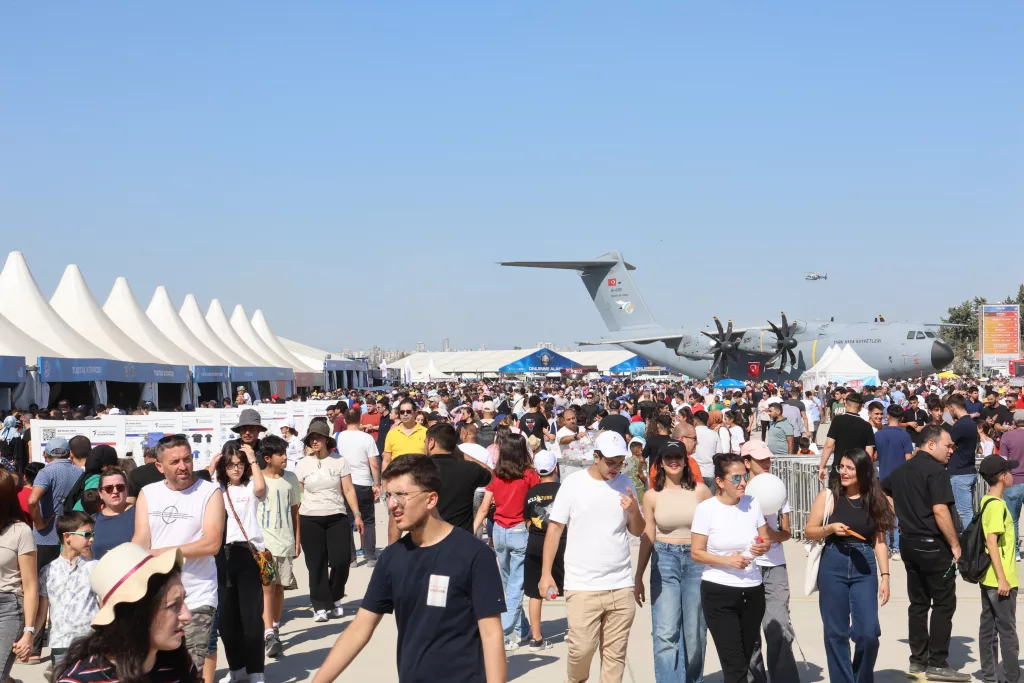 ADANALILARDAN VE ÇEVRE İLLERDEN TEKNOFEST'E AKIN VAR ADANA'DA 2 EKİM'DE BAŞLAYAN VE BUGÜN SONA ERECEK OLAN TEKNOFEST'E KATILMAK İSTEYEN ADANALILAR VE ÇEVRE İLLERDEN SABAHIN ERKEN SAATLERİNDE GELEN VATANDAŞLAR YOĞUNLUK OLUŞTURDU