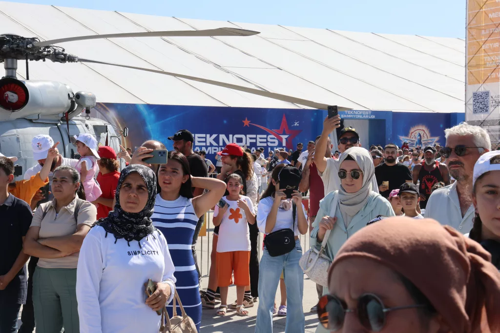ADANALILARDAN VE ÇEVRE İLLERDEN TEKNOFEST'E AKIN VAR ADANA'DA 2 EKİM'DE BAŞLAYAN VE BUGÜN SONA ERECEK OLAN TEKNOFEST'E KATILMAK İSTEYEN ADANALILAR VE ÇEVRE İLLERDEN SABAHIN ERKEN SAATLERİNDE GELEN VATANDAŞLAR YOĞUNLUK OLUŞTURDU