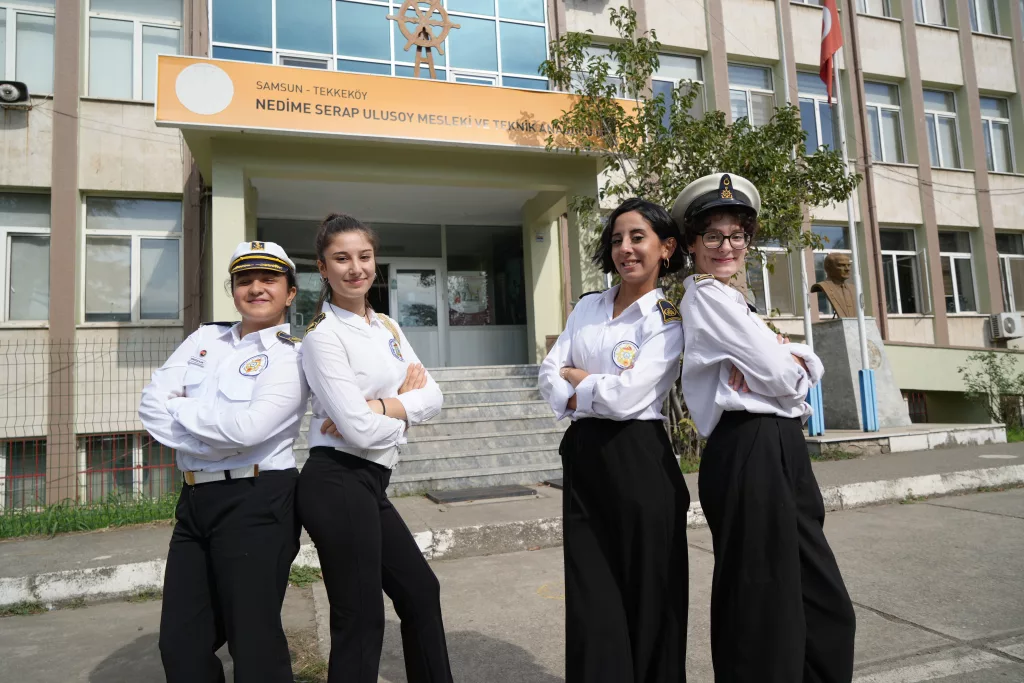 384 MEVCUTLU DENİZCİLİK LİSESİNİN 4 KIZ ÖĞRENCİSİ GELECEĞİN KADIN KAPTANLARI, DENİZ SUBAYLARI OLMAK İSTİYORLAR