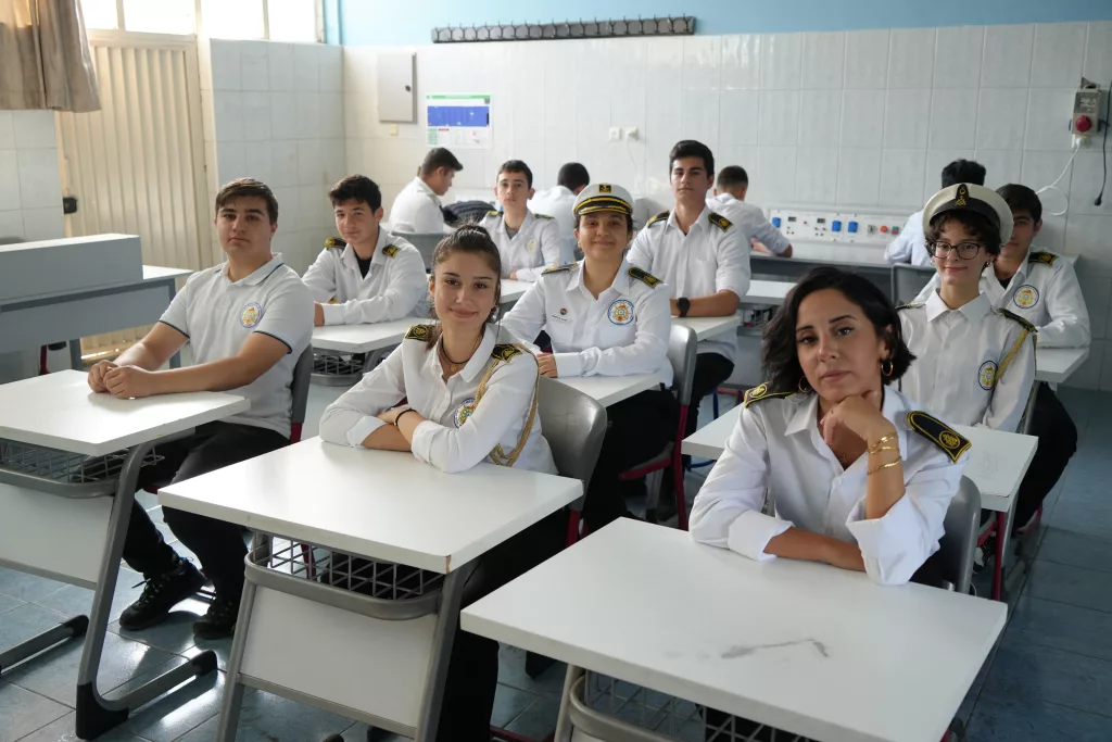 384 MEVCUTLU DENİZCİLİK LİSESİNİN 4 KIZ ÖĞRENCİSİ GELECEĞİN KADIN KAPTANLARI, DENİZ SUBAYLARI OLMAK İSTİYORLAR