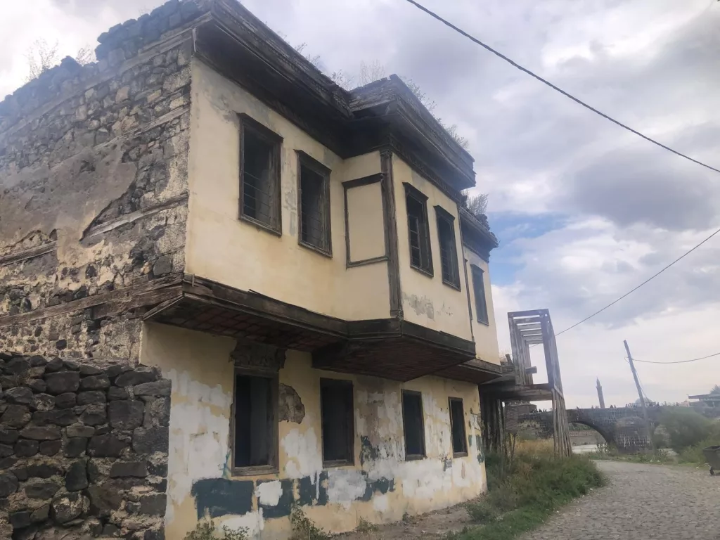 TARİHİ AHMET TEVFİK PAŞA KONAĞI YIKILIYOR DEFİNECİLER TARAFINDAN DELİK DEŞİK EDİLEN KONAĞA SAHİP ÇIKAN YOK