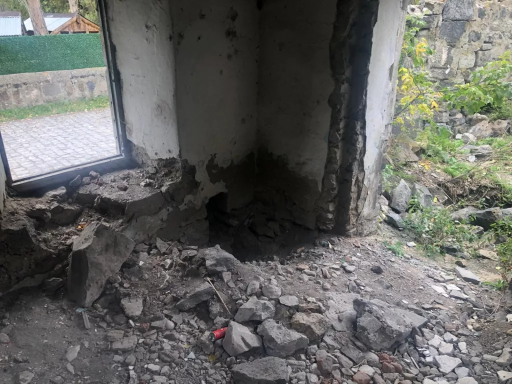 TARİHİ AHMET TEVFİK PAŞA KONAĞI YIKILIYOR DEFİNECİLER TARAFINDAN DELİK DEŞİK EDİLEN KONAĞA SAHİP ÇIKAN YOK