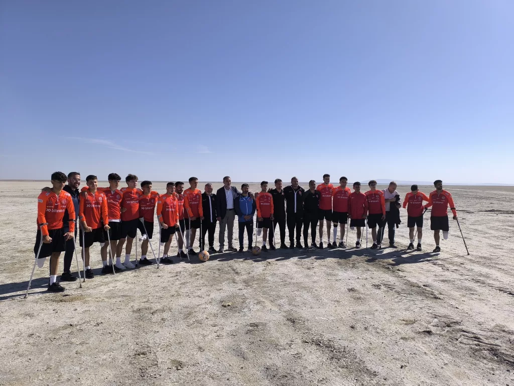 AMPUTE MİLLİ FUTBOL TAKIMI KURAKLIĞA DİKKAT ÇEKMEK İÇİN SEYFE GÖLÜ'NDE ANTRENMAN YAPTI