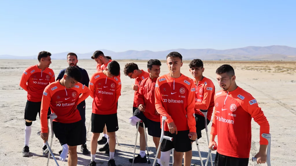 AMPUTE MİLLİ FUTBOL TAKIMI KURAKLIĞA DİKKAT ÇEKMEK İÇİN SEYFE GÖLÜ'NDE ANTRENMAN YAPTI