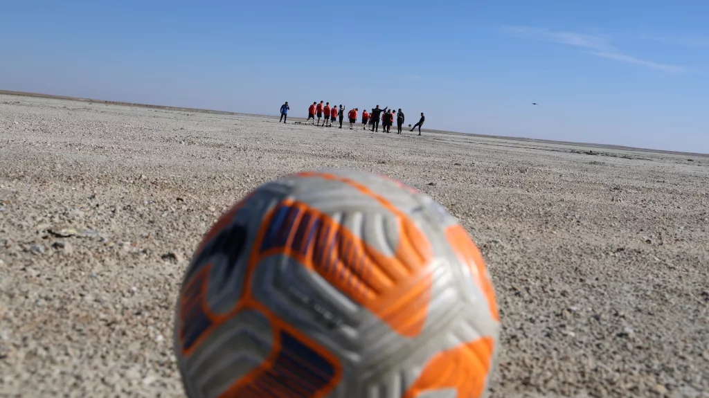 AMPUTE MİLLİ FUTBOL TAKIMI KURAKLIĞA DİKKAT ÇEKMEK İÇİN SEYFE GÖLÜ'NDE ANTRENMAN YAPTI