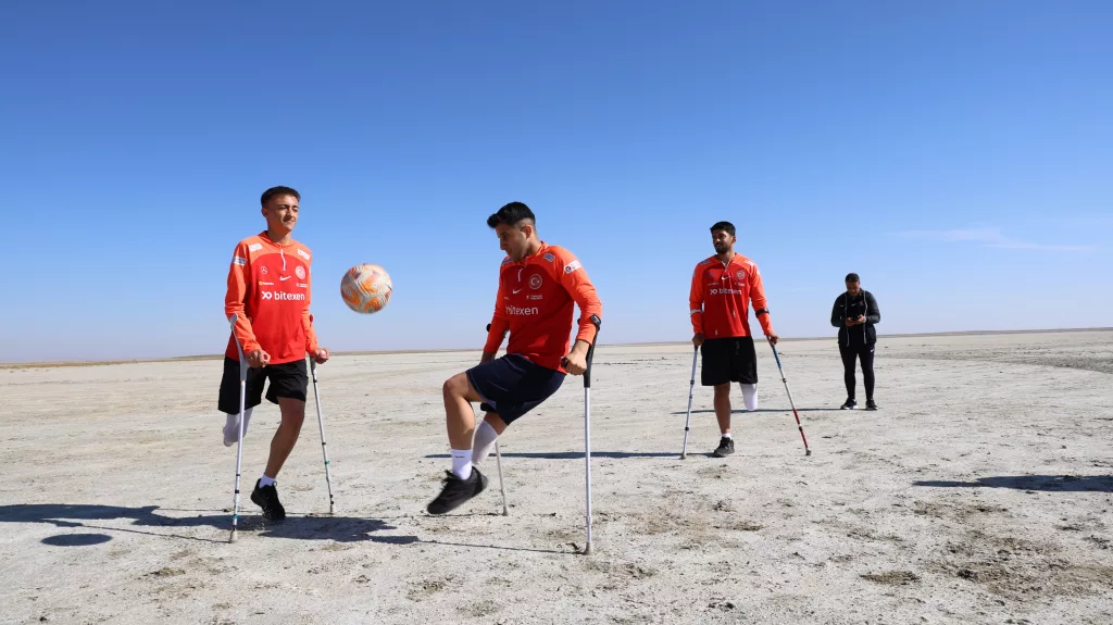 AMPUTE MİLLİ FUTBOL TAKIMI KURAKLIĞA DİKKAT ÇEKMEK İÇİN SEYFE GÖLÜ'NDE ANTRENMAN YAPTI