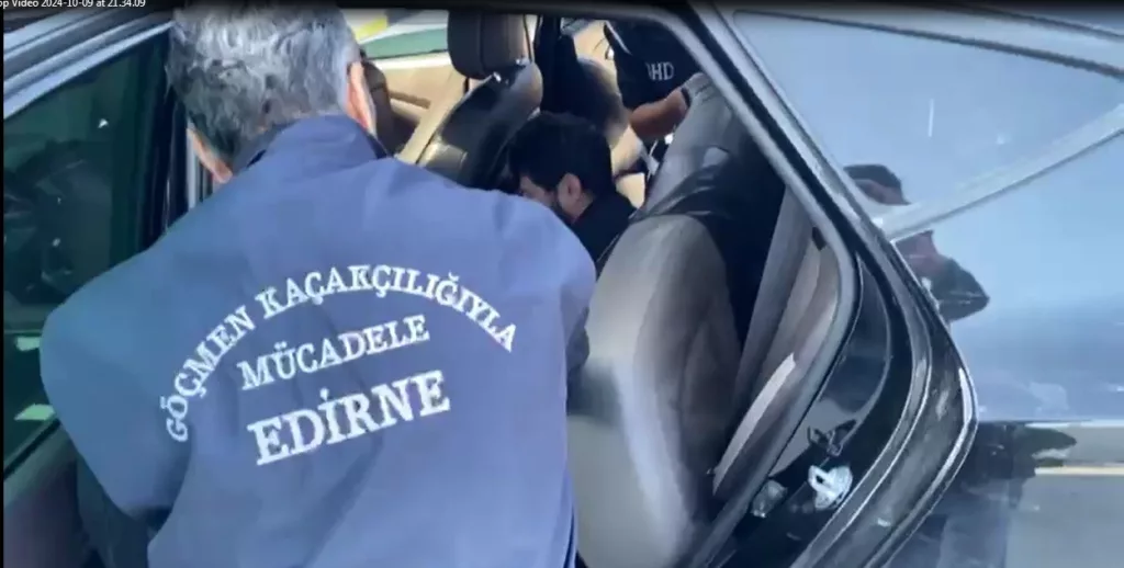 ARKA KOLTUĞUN ALTINDAN KAÇAK GÖÇMENLER ÇIKTI GÖÇMENLERİN KAÇIŞ PLANI PES DEDİRTTİ