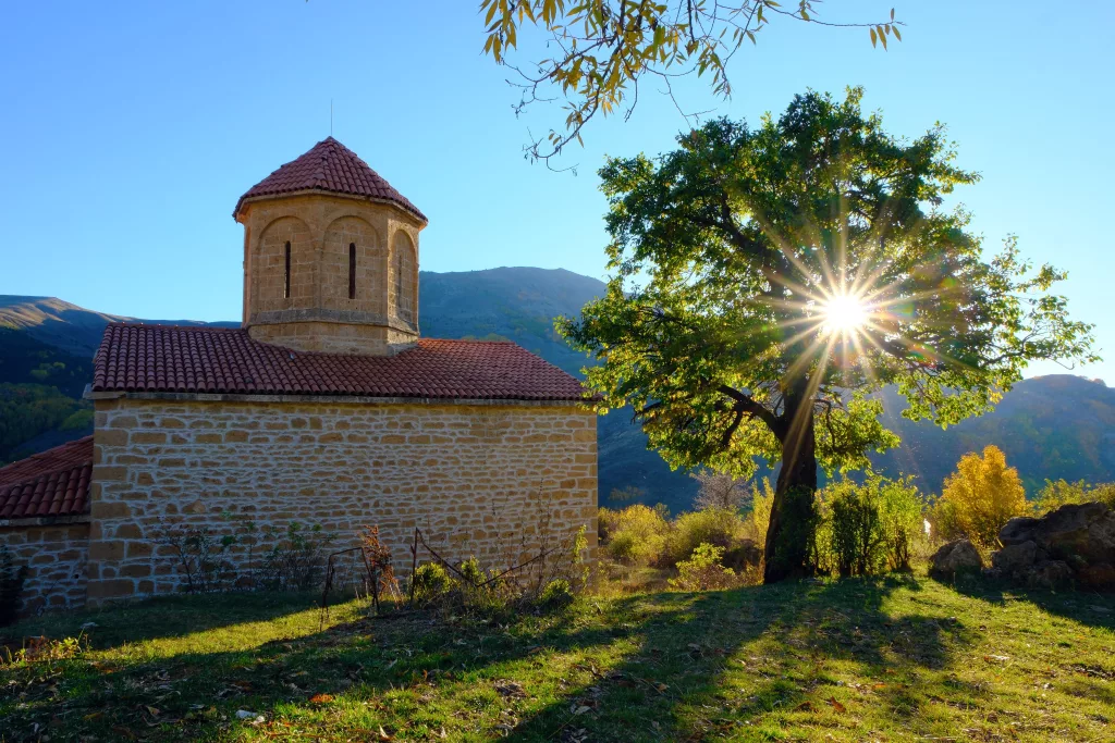 674 YILLIK İMERA MANASTIRI'NDA SONBAHARIN SESSİZ GÜZELLİĞİ SONBAHARIN EŞSİZ RENKLERİ İMERA MANASTIRI'NI SARDI