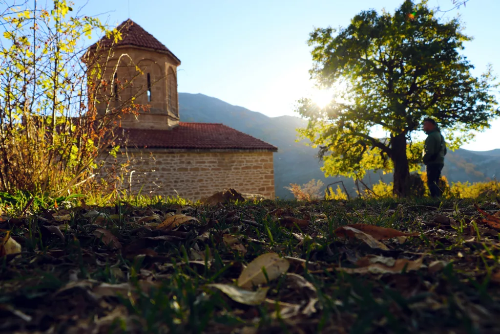 674 YILLIK İMERA MANASTIRI'NDA SONBAHARIN SESSİZ GÜZELLİĞİ SONBAHARIN EŞSİZ RENKLERİ İMERA MANASTIRI'NI SARDI