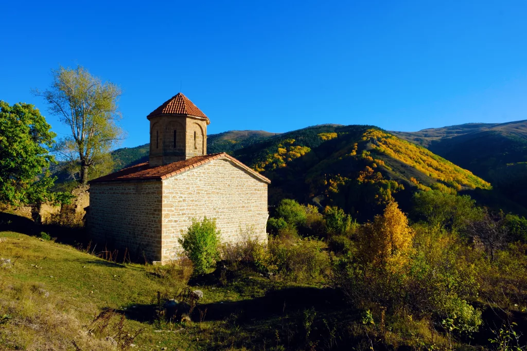 674 YILLIK İMERA MANASTIRI'NDA SONBAHARIN SESSİZ GÜZELLİĞİ SONBAHARIN EŞSİZ RENKLERİ İMERA MANASTIRI'NI SARDI