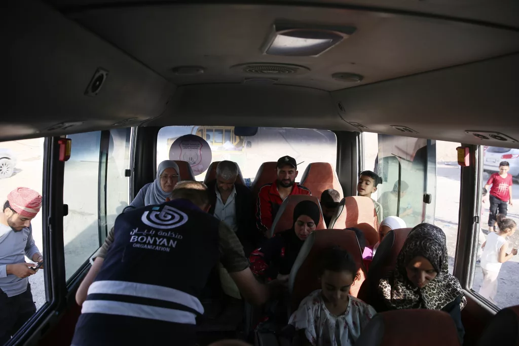 SAVAŞTAN KAÇAN GÖÇMENLER, FIRAT KALKANI BÖLGESİNE ULAŞMAYA BAŞLADILAR