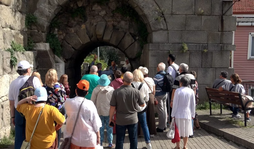 AMASRA'YA RUS AKINI SÜRÜYOR KURVAZİYER YOLCU GEMİSİ İLE AMASRA'YA GELEN SAYISI 68 BİNİ AŞTI
