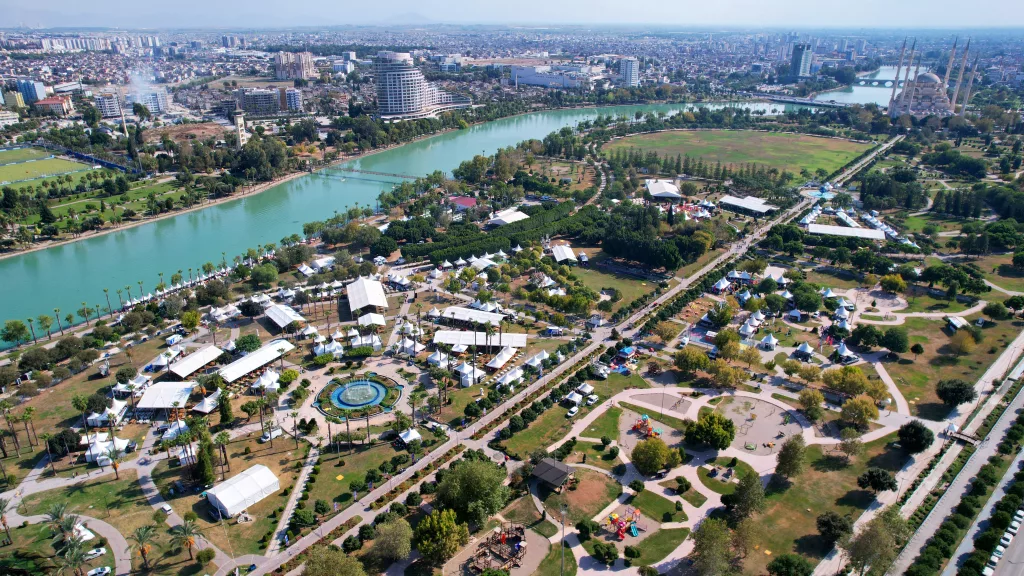 8. ULUSLARARASI ADANA LEZZET FESTİVALİ MERKEZ PARK'TA BAŞLADI ADANALI ESNAF VE VATANDAŞLAR '8. ULUSLARARASI ADANA LEZZET FESTİVALİ'NDEN MEMNUN FESTİVAL ALANI DRON İLE GÖRÜNTÜLENDİ