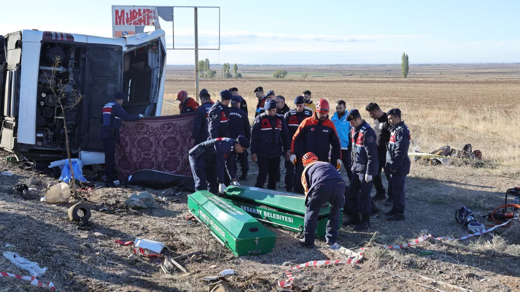 AKSARAY'DA FECİ OTOBÜS KAZASI: 6 ÖLÜ, 29 YARALI