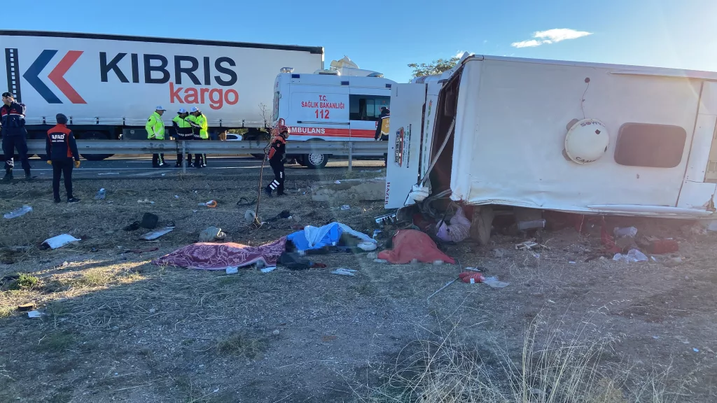 AKSARAY'DA FECİ OTOBÜS KAZASI: 6 ÖLÜ, 29 YARALI