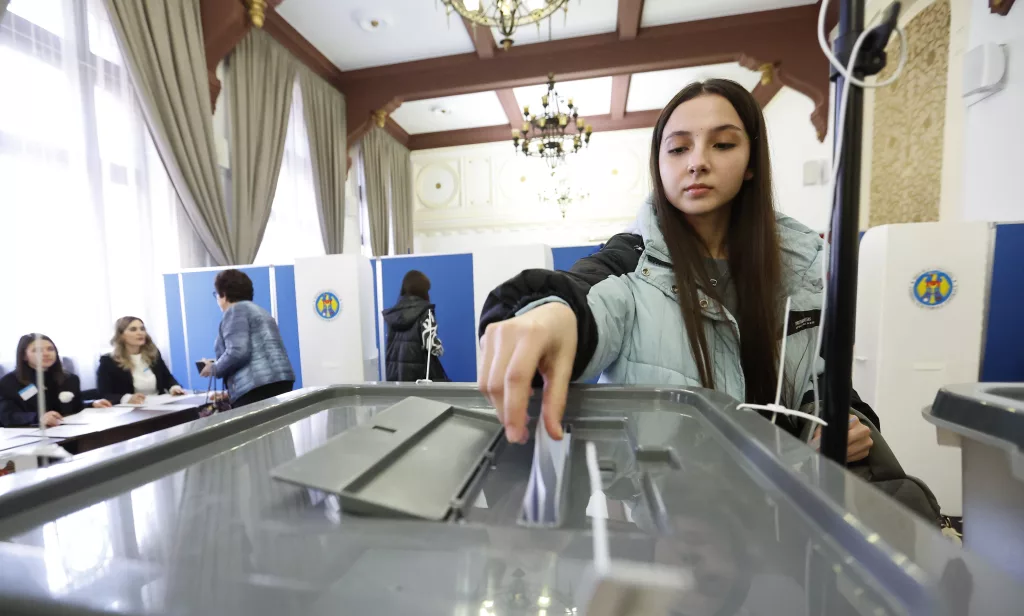 Citizens of Moldova Republic vote in presidential election, EU referendum in Bucharest