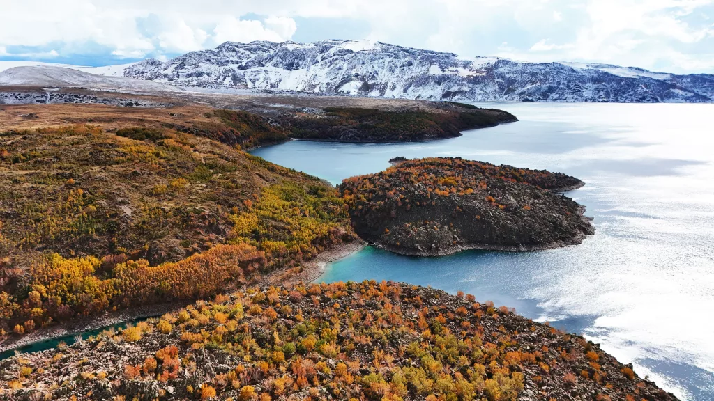 NEMRUT KALDERASI'NIN BİR YANI SONBAHAR BİR YANI KIŞ