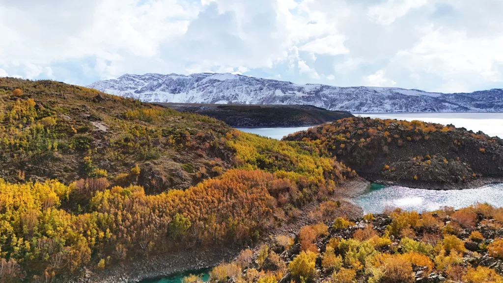 NEMRUT KALDERASI'NIN BİR YANI SONBAHAR BİR YANI KIŞ