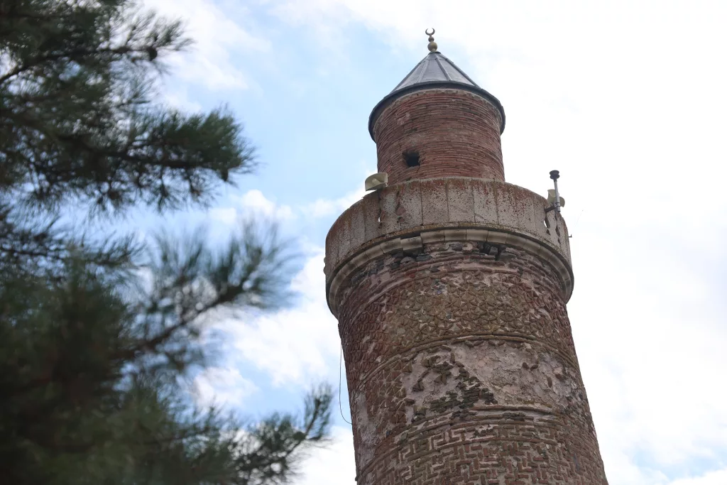 4 BÜYÜK DEPREM GÖREN 5 BİN YILLIK TARİHİ MAHALLE DİMDİK AYAKTA