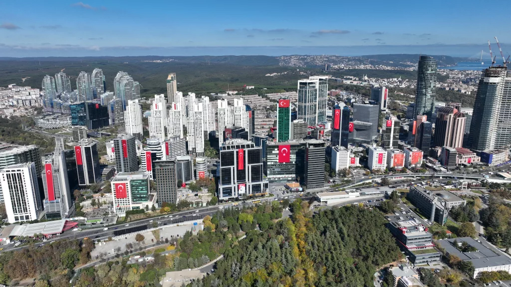 İSTANBUL'DA 29 EKİM COŞKUSU: DEV TÜRK BAYRAĞI ASILAN GÖKDELENLER HAVADAN GÖRÜNTÜLENDİ