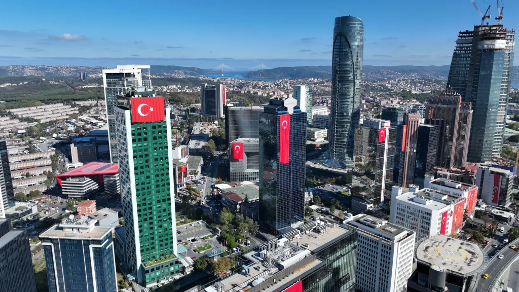 İSTANBUL'DA 29 EKİM COŞKUSU: DEV TÜRK BAYRAĞI ASILAN GÖKDELENLER HAVADAN GÖRÜNTÜLENDİ