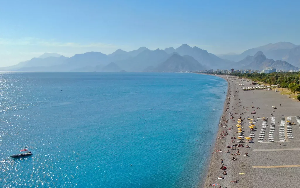 ANTALYA'DAN EKİM SONUNDA YAZ AYI TADINDA 'KISKANDIRAN' GÖRÜNTÜLER TERMOMETRELER 32 DERECEYİ GÖSTERDİ, TATİLCİLER KONYAALTI SAHİLİ'NE AKIN ETTİ İSTANBUL'DAN GELEN BİR TATİLCİ, ARKADAŞLARINI DENİZE GİRDİĞİNE GÖRÜNTÜLÜ GÖRÜŞMEYLE İNANDIRABİLDİĞİNİ SÖYLEDİ TATİLCİ YILMAZ AKAY: "İSTANBUL'DA MONTLA GEZEN ARKADAŞLARIM KISKANIYOR"