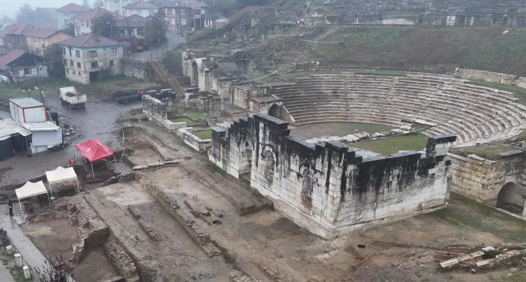 KAZDIKÇA TARİH FIŞKIRIYOR KONURALP ANTİK TİYATROSU'NDAKİ KAZILARDA BİZANS DÖNEMİNE AİT YENİ KEŞİFLER KÜNK SİSTEMLERİ VE KİLİSE KALINTILARINA RASTLANDI
