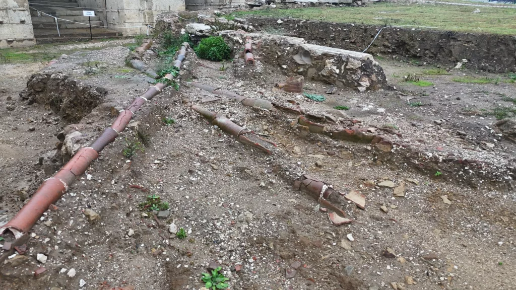 KAZDIKÇA TARİH FIŞKIRIYOR KONURALP ANTİK TİYATROSU'NDAKİ KAZILARDA BİZANS DÖNEMİNE AİT YENİ KEŞİFLER KÜNK SİSTEMLERİ VE KİLİSE KALINTILARINA RASTLANDI