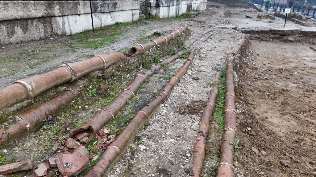 KAZDIKÇA TARİH FIŞKIRIYOR KONURALP ANTİK TİYATROSU'NDAKİ KAZILARDA BİZANS DÖNEMİNE AİT YENİ KEŞİFLER KÜNK SİSTEMLERİ VE KİLİSE KALINTILARINA RASTLANDI