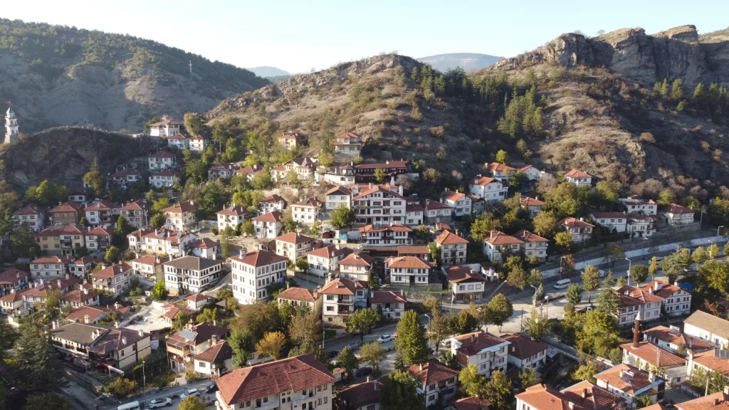 OSMANLI KASABASINDA SONBAHAR GÜZELLİĞİ YAŞANIYOR