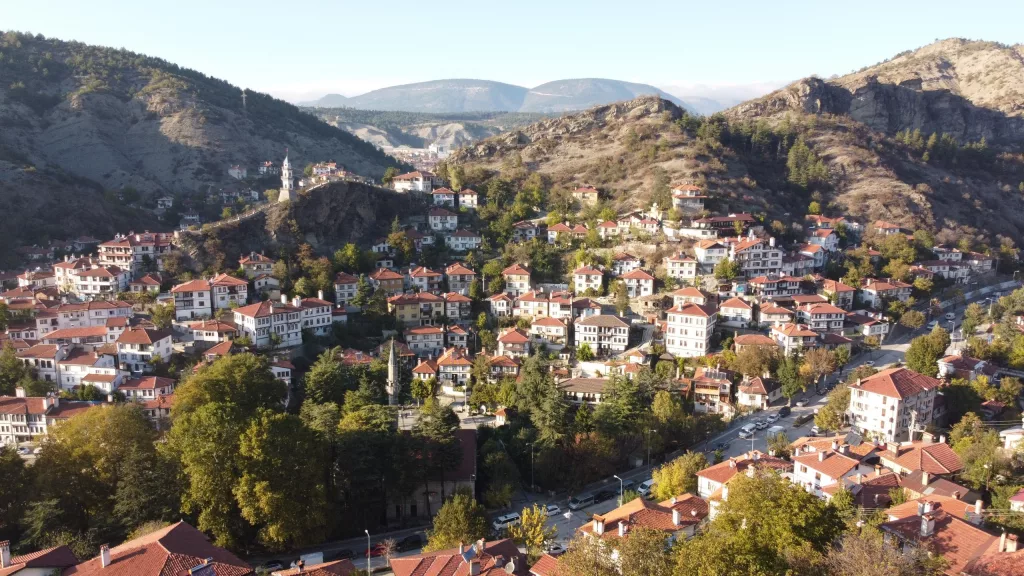 OSMANLI KASABASINDA SONBAHAR GÜZELLİĞİ YAŞANIYOR