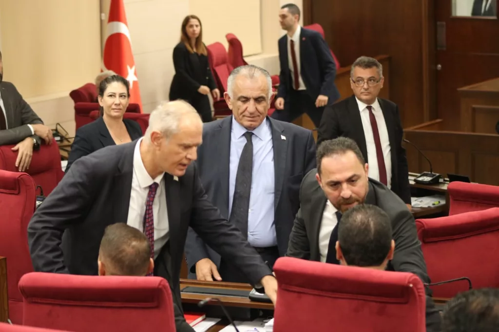 KKTC'DE MECLİS BAŞKANLIĞI KRİZİ: MİLLETVEKİLLERİ ARASINDA ARBEDE ÇIKTI