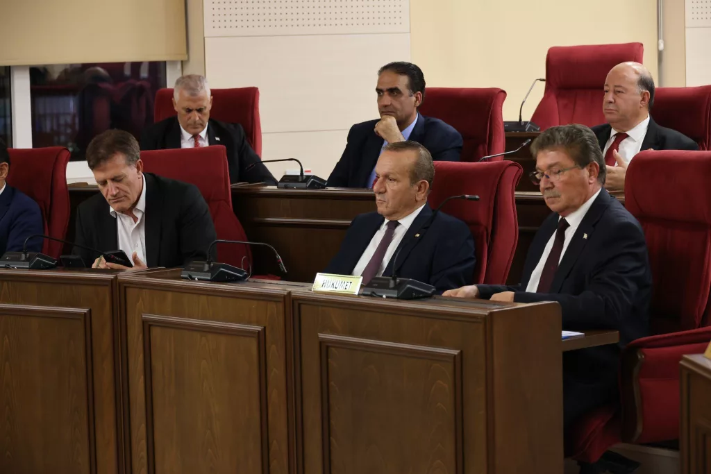 KKTC'DE MECLİS BAŞKANLIĞI KRİZİ: MİLLETVEKİLLERİ ARASINDA ARBEDE ÇIKTI