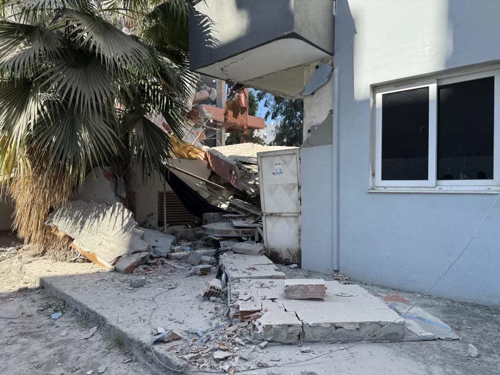 YIKIM, DEPREM PANİĞİ YAŞATTI: MOLOZLAR ÖĞRENCİLER İÇERİDEYKEN KURS MERKEZİNİN DUVARINI YIKTI MERSİN'DE BİR BİNANIN YIKILAN KISMI ÖĞRENCİLERİN BULUNDUĞU KURS MERKEZİNE İSABET ETTİ, 2 KİŞİNİN HAFİF YARALANDIĞI OLAYDA ÖĞRENCİLER DEPREM PANİĞİ YAŞADI