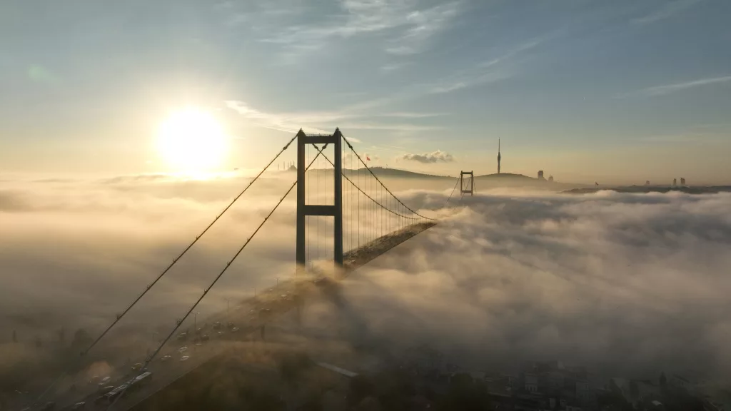 İSTANBUL'DA ETKİLİ OLAN SİS KARTPOSTALLIK GÖRÜNTÜLER OLUŞTURDU SABAH SAATLERİNDE ETKİLİ OLAN 'SİS DENİZİ' HAVADAN GÖRÜNTÜLENDİ