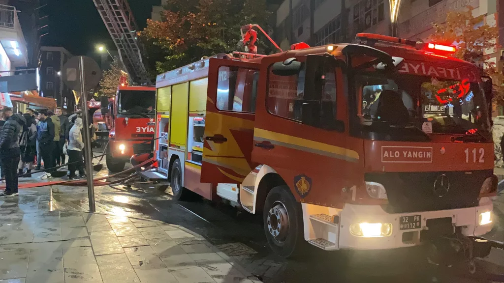 ISPARTA'DA KORKUTAN YANGIN: 5 KATLI EĞLENCE MERKEZİ ALEV ALEV YANDI İŞLETME SAHİPLERİ MÜŞTERİLERİ TAHLİYE ETTİ, KORKU DOLU ANLAR YAŞANDI