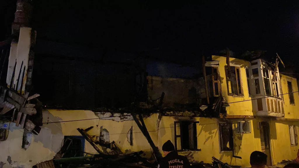 MİLAS'TA GECEYİ ALEVLER AYDINLATTI ÇIKAN YANGIN İKİ EVİ KÜLE ÇEVİRDİ, 6 KEDİ TELEF OLDU