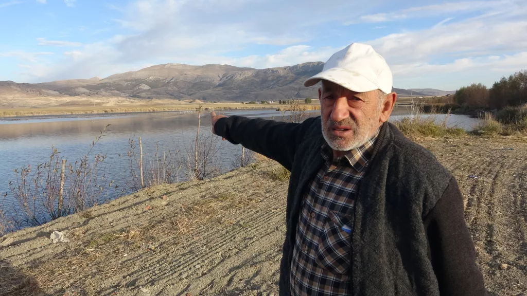 ULAŞ GÖLÜ'NDE FLAMİNGO SÜRPRİZİ, KURAKLIKLA BOĞUŞAN GÖL RENKLENDİ SON YILLARDA KURAKLIK NEDENİYLE SU SEVİYESİNİN CİDDİ ORANDA DÜŞTÜĞÜ ULAŞ GÖLÜ'NDE FLAMİNGOLAR GÖRÜNTÜLENDİ