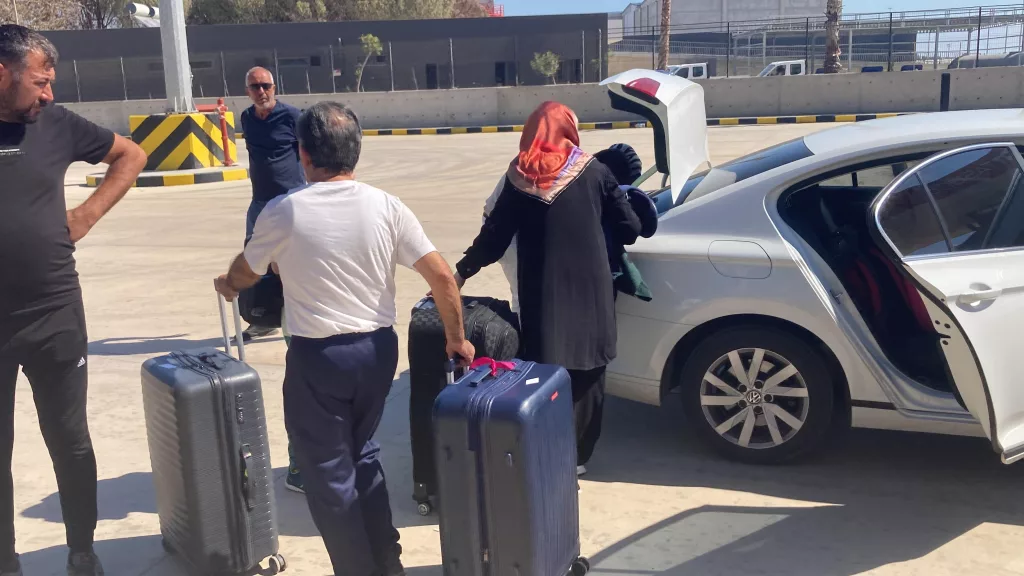 LÜBNAN'DAN SAVAŞTAN KAÇANLAR GEMİLERLE MERSİN'E GELİYOR İSRAİL'İN SALDIRILARININ ARDINDAN LÜBNAN'DAN YÜZLERCE KİŞİ GEMİLERLE MERSİN'E GELİYOR. DAHA ÖNCE 2 GEMİNİN GELDİĞİ MERSİN TAŞUCU LİMANINA BUGÜN 320 KİŞİNİN OLDUĞU BİR GEMİ DAHA YANAŞTI