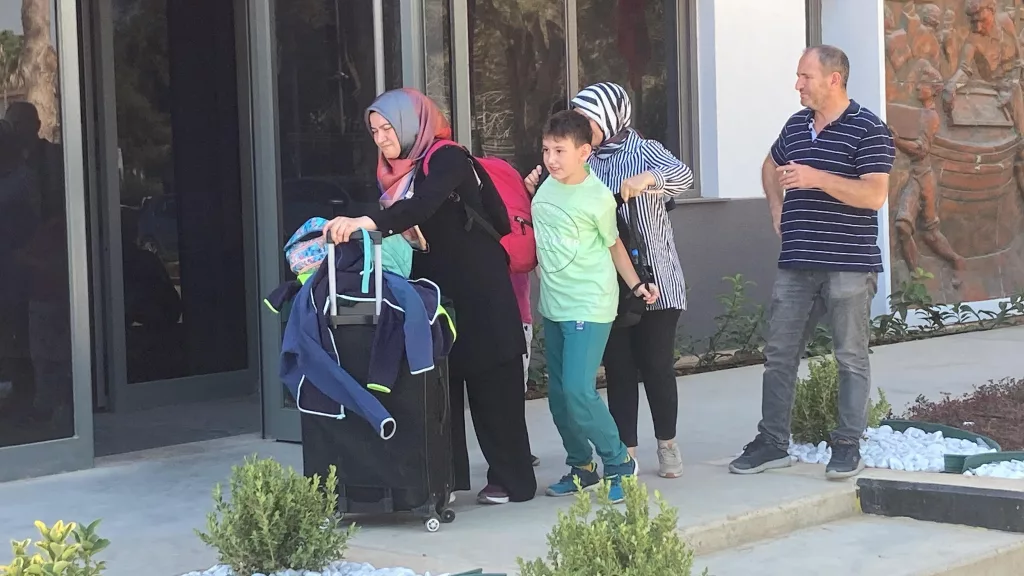 LÜBNAN'DAN SAVAŞTAN KAÇANLAR GEMİLERLE MERSİN'E GELİYOR İSRAİL'İN SALDIRILARININ ARDINDAN LÜBNAN'DAN YÜZLERCE KİŞİ GEMİLERLE MERSİN'E GELİYOR. DAHA ÖNCE 2 GEMİNİN GELDİĞİ MERSİN TAŞUCU LİMANINA BUGÜN 320 KİŞİNİN OLDUĞU BİR GEMİ DAHA YANAŞTI