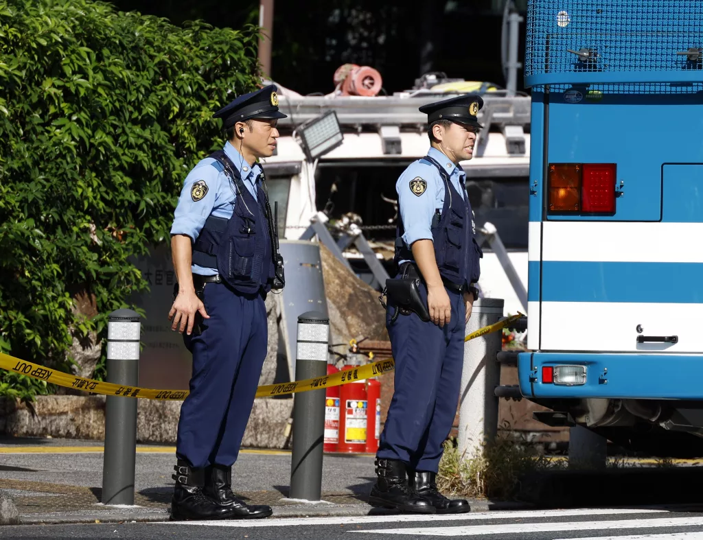 Man arrested for throwing Molotov cocktails towards the LDP headquarters and for crashing his car into a fence at the Prime Minister's Office