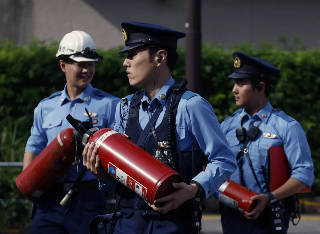 Man arrested for throwing Molotov cocktails towards the LDP headquarters and for crashing his car into a fence at the Prime Minister's Office