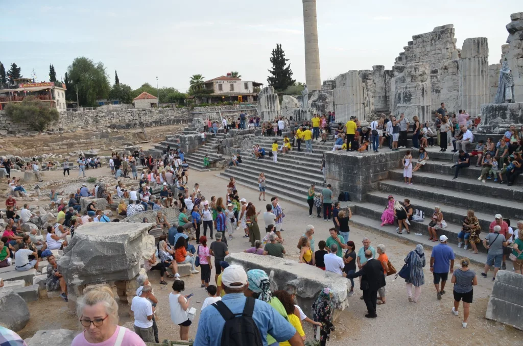 ÜÇ BİN KİŞİYLE APOLLON TAPINAĞI'NDA "TOPLU TADIM" REKORU DENEMESİ YAPILDI